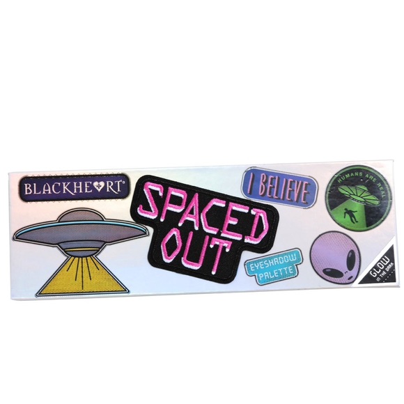 SOLD!!! Out Glow In The Dark Eyeshadow Pallet💚 - Picture 3 of 3